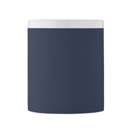 Taza de cerámica azul flúor mate, vista en ángulo