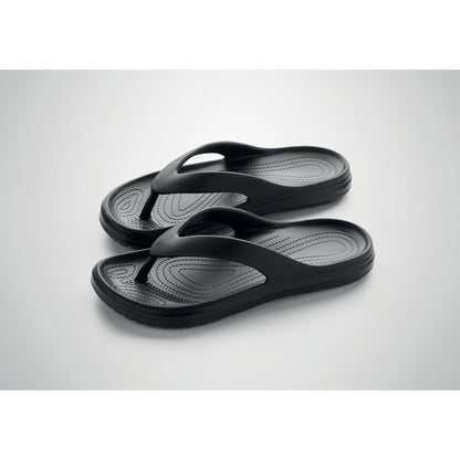 Chanclas de playa negras vista en perspectiva