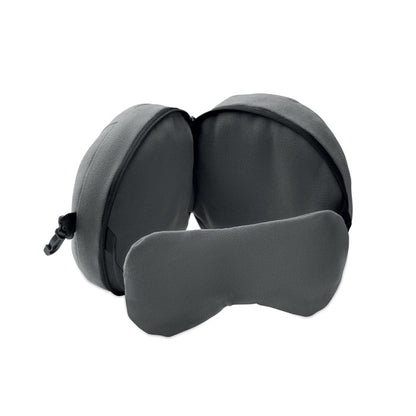 Almohada de viaje gris plegada con antifaz visible