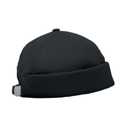 Gorra negra en ángulo