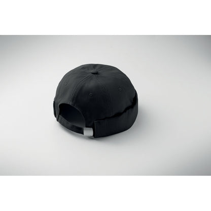 Vista superior de la gorra negra