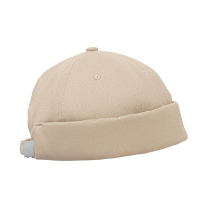 Gorra beige en ángulo