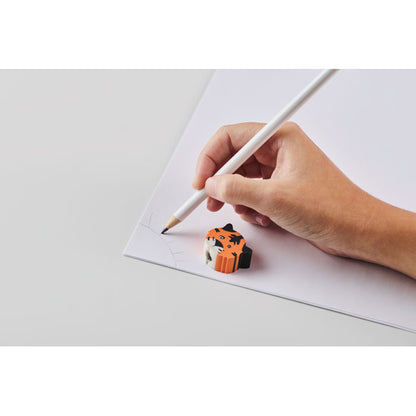 Mano escribiendo con lápiz con goma de animal