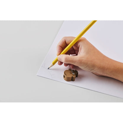 Mano escribiendo con lápiz verde con goma de animal