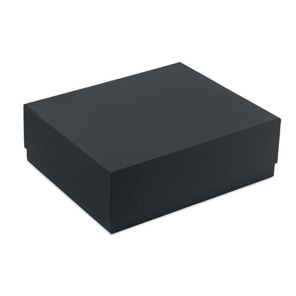 Set de regalo colocado sobre mesa con portátil
