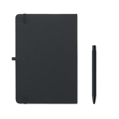Cuaderno A5 negro con bolígrafo apoyado