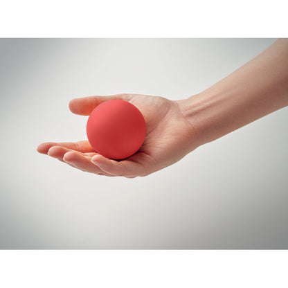 Mano sujetando pelota de goma roja
