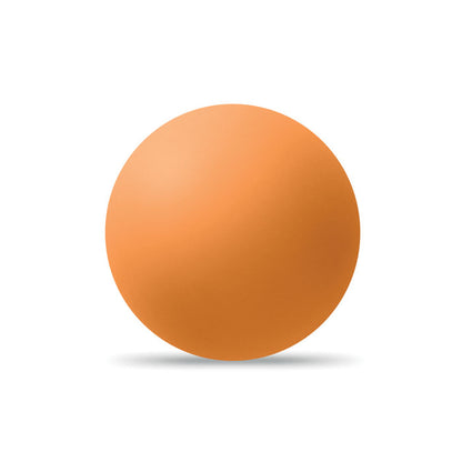 Pelota de goma naranja sobre superficie neutra