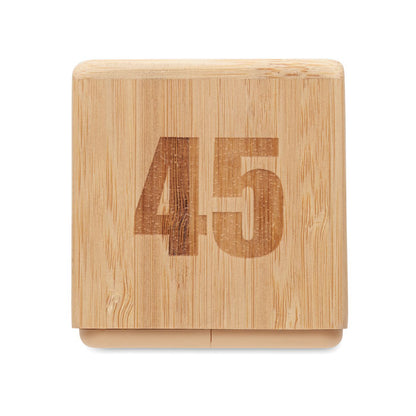 Cara del cubo con número 45 grabado