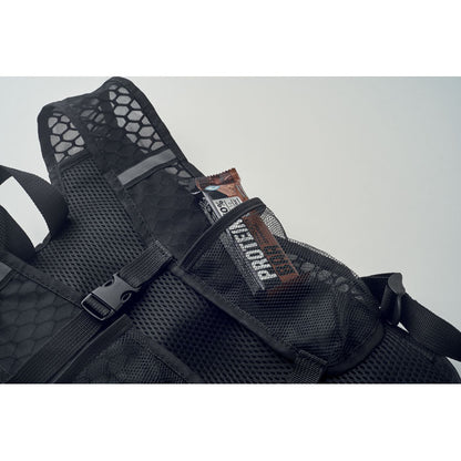 Detalle del tejido y costuras de la mochila