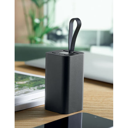 Power bank colocado sobre mesa en entorno de trabajo