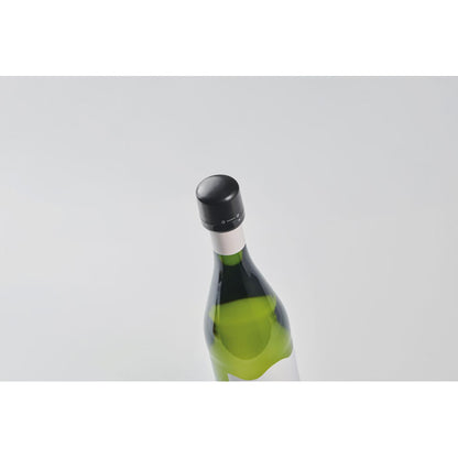 Detalle del tapón de botella colocado en cuello de botella