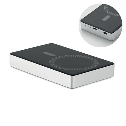 Power bank de aluminio apoyado sobre superficie