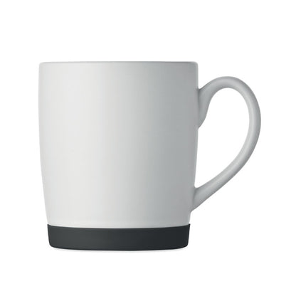Taza de cerámica blanca mate con base negra vista lateral