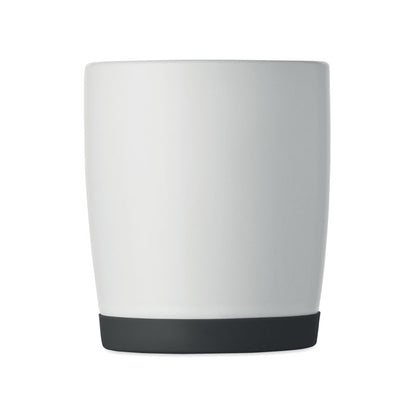 Taza blanca mate con base negra vista lateral con asa