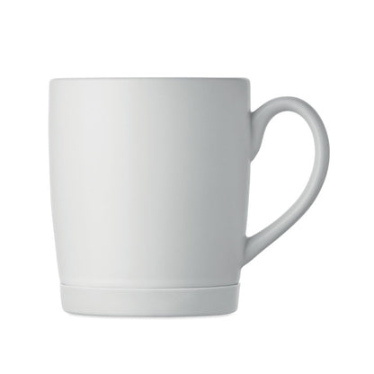 Taza blanca mate vista lateral con asa sobre fondo blanco