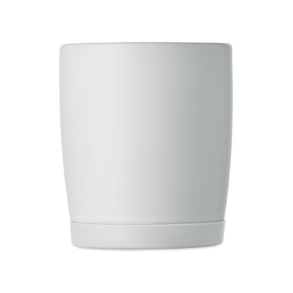 Taza blanca mate vista frontal con asa sobre fondo blanco