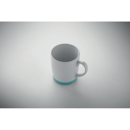 Detalle de dos tazas con bases azul y turquesa sobre mesa de madera