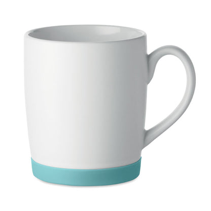 Taza blanca mate con base turquesa vista lateral con asa