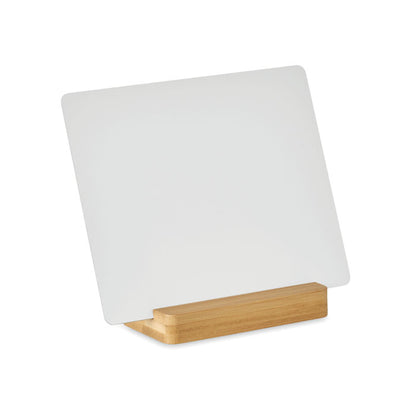 Placa de aluminio blanca sobre base de bambú vista frontal