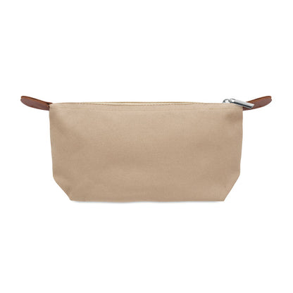 Neceser beige colocado sobre superficie con objetos