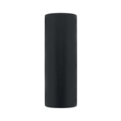 Power bank con teléfono apoyado en modo soporte