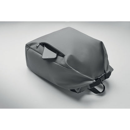 Mochila roll top gris vista trasera con correas