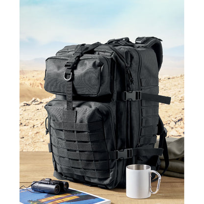 Mochila apoyada en suelo exterior con equipo de camping