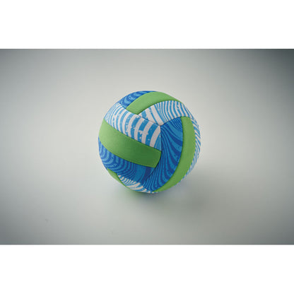 Balón de playa flotando en el aire