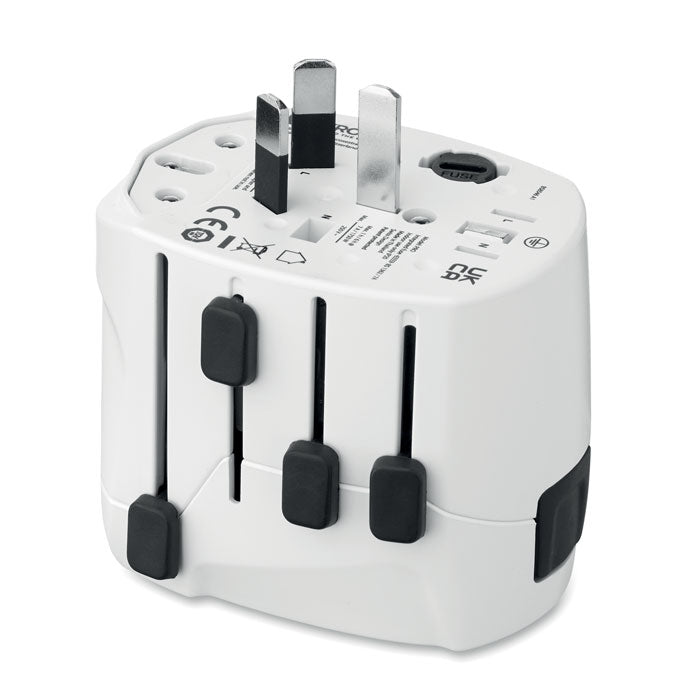 Vista lateral de un adaptador universal SKROSS® PRO 3-POLE, con enchufes retráctiles y conexiones de diferentes países.
