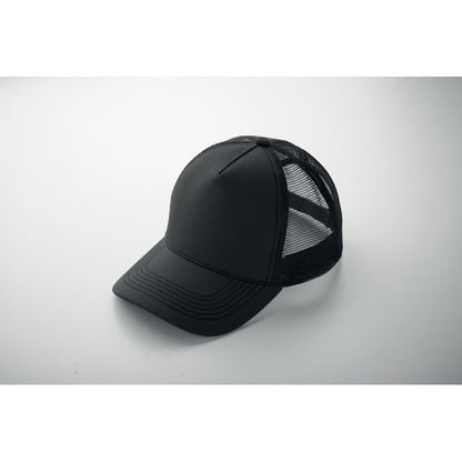 Gorra negra en ángulo