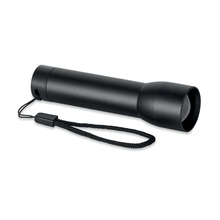 Linterna recargable de aluminio negro con diseño compacto y correa, ideal para uso diario y actividades al aire libre.