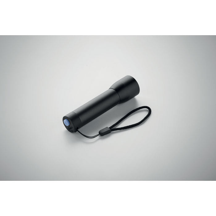 Linterna recargable negra de aluminio con correa, vista lateral, diseñada para uso diario, parte de la colección LUMEZO.