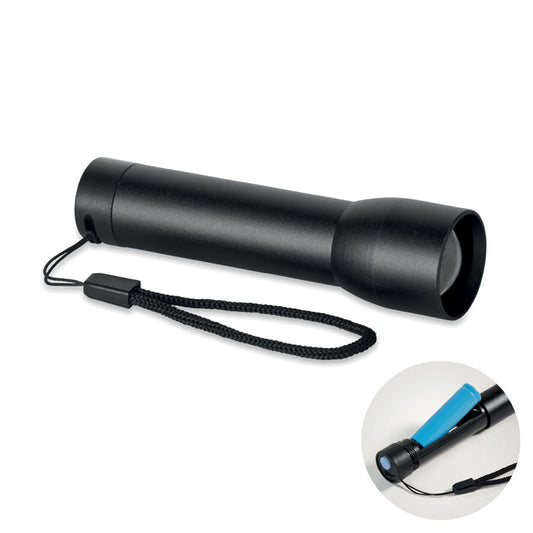 Linterna recargable aluminio negra con cordón, diseñada para brindar iluminación potente en cualquier situación. LUMEZO.
