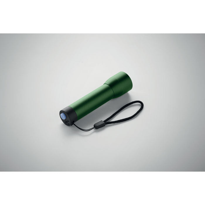 Linterna recargable de aluminio en color verde con correa y foco ajustable, vista lateral.
