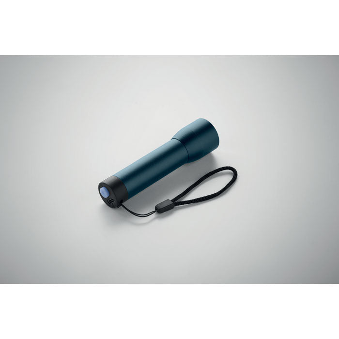 Linterna recargable aluminio en color azul, con diseño ergonómico y cuerda de sujeción.