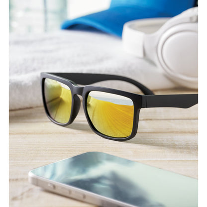Gafas de sol colocadas en entorno exterior