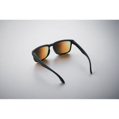 Gafas de sol con lentes amarillas en ángulo