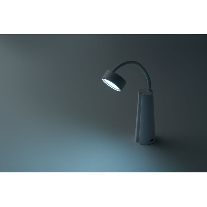 TORCHLAMP - lámpara y linterna 2 en 1 encendida sobre fondo gris, mostrando su diseño moderno y funcional.