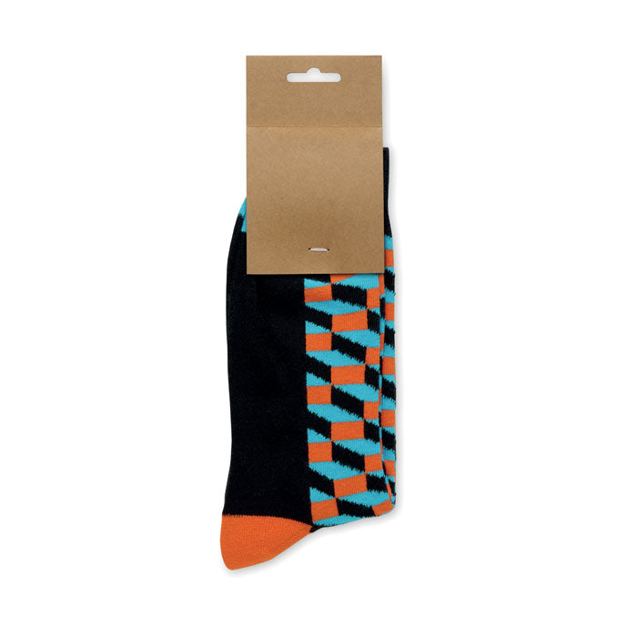 FUNNY M - Calcetines estampados alegres con diseño colorido en fondo negro y etiqueta de papel kraft.