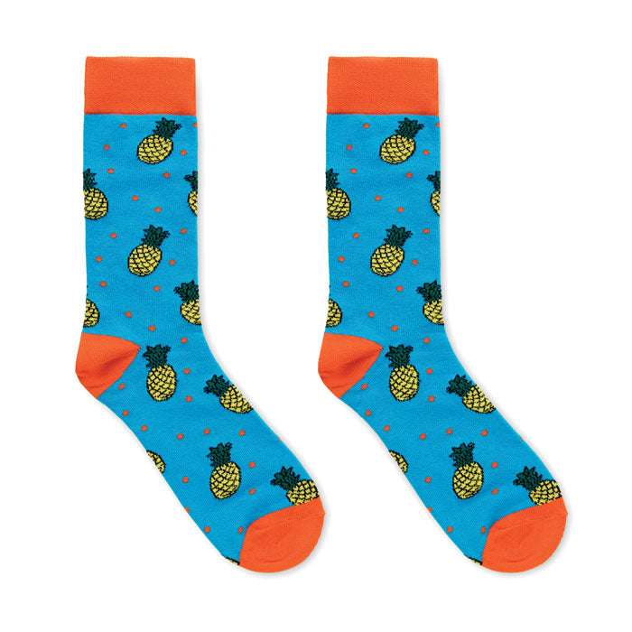 FUNNY M - Calcetines estampados alegres con diseño de piña sobre fondo azul.