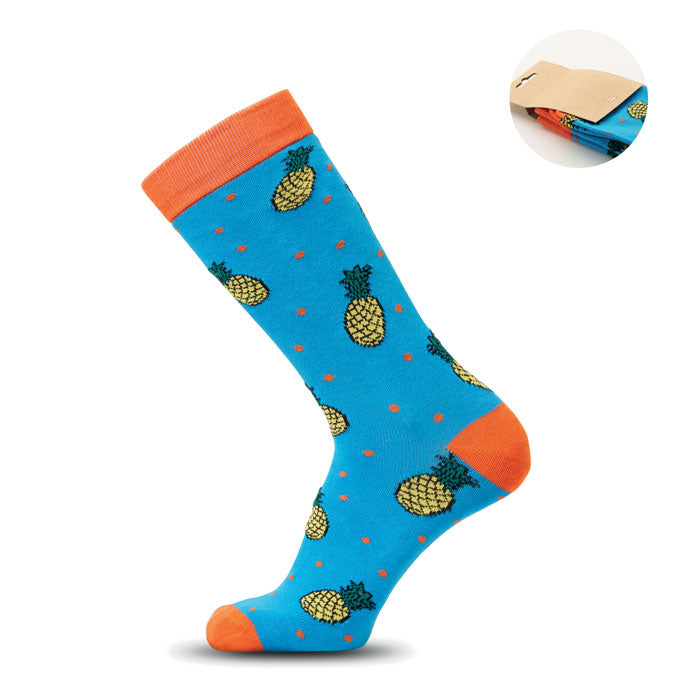 FUNNY M - Calcetines estampados alegres con diseño de piñas sobre fondo azul y detalles en naranja.
