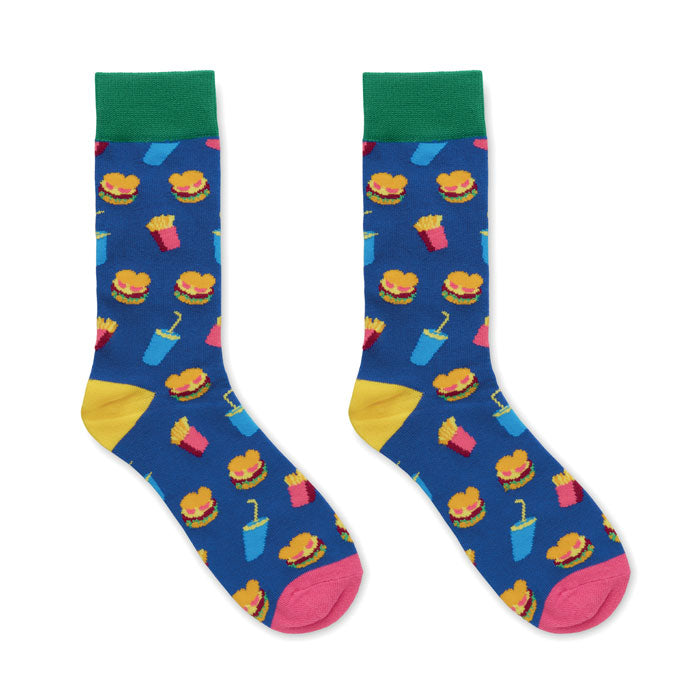 FUNNY M - Calcetines estampados alegres con diseños de hamburguesas, papas fritas y bebidas sobre fondo azul.