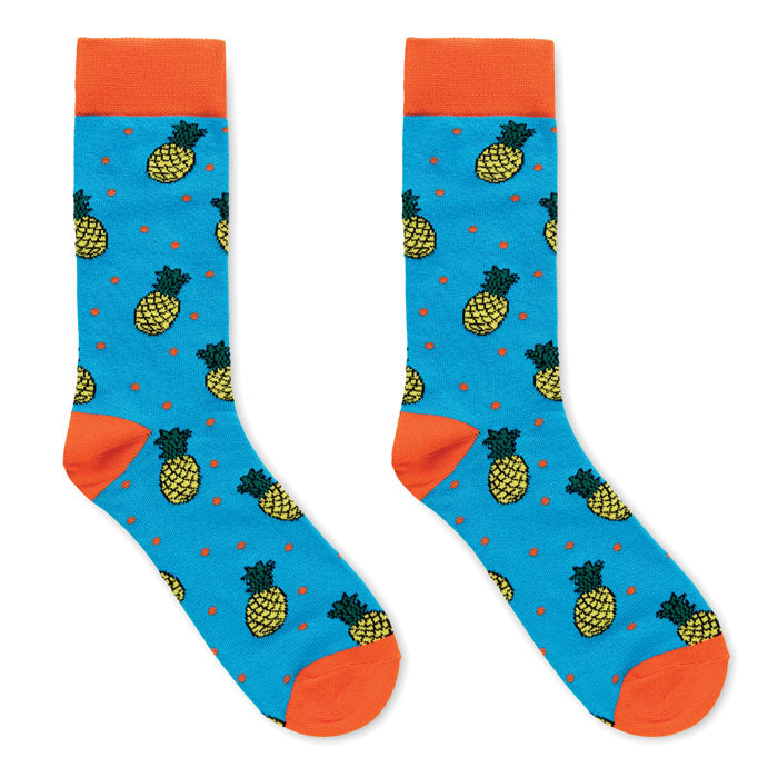 FUNNY L - Calcetines estampados alegres con diseño de piñas sobre fondo azul.