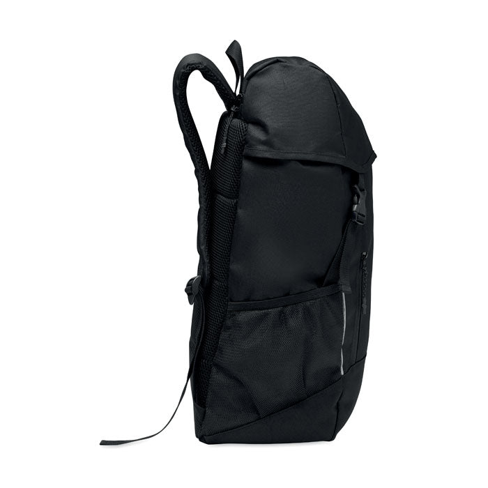 SIENA - Mochila RPET 15L de color negro, vista lateral con detalles de bolsillo y tirantes acolchados.