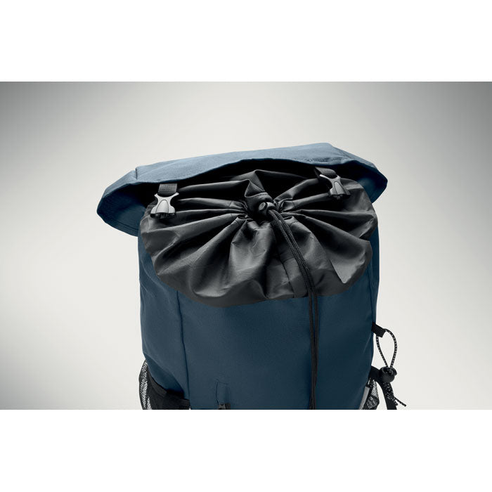 SIENA - Mochila RPET 15L vista superior con cordón ajustable y detalles en poliéster azul.