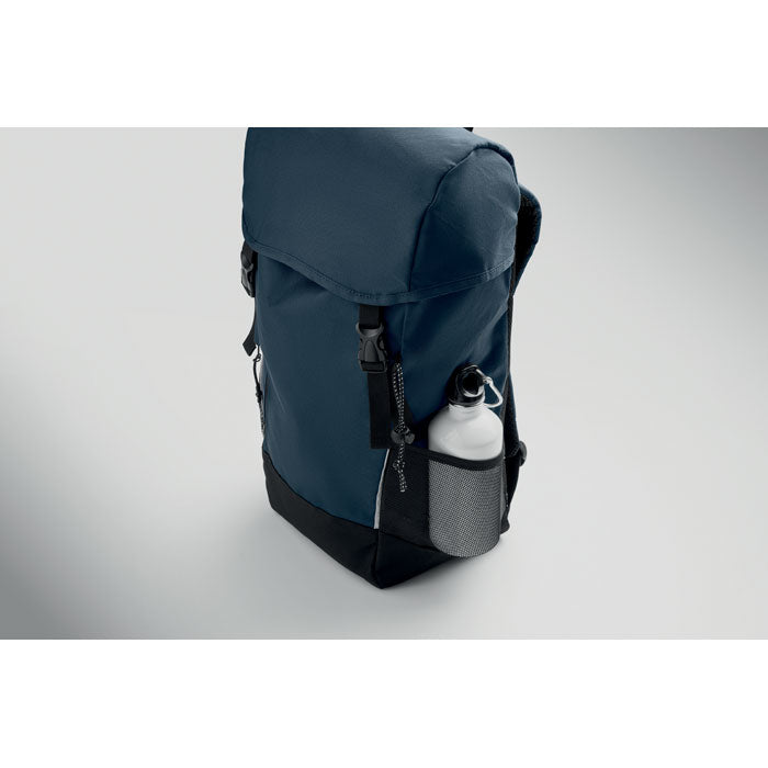SIENA - Mochila RPET 15L en color azul con bolsillo lateral para botella y asa ajustable.