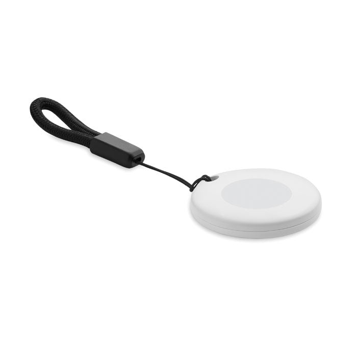 Localizador inteligente LIFEMATE en color blanco, con correa negra para sujeción.