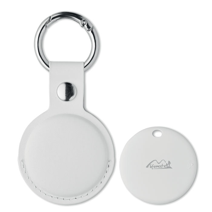 Diseño de llavero con funda de PU en color blanco, junto a un localizador inteligente LIFEMATE IN PU CASE - Localizador inteligente.