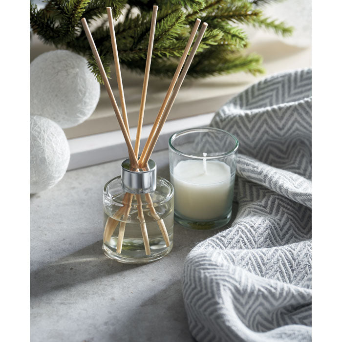 MUSKA SET - Set vela y difusor de vainilla con velas y varillas en un ambiente acogedor.